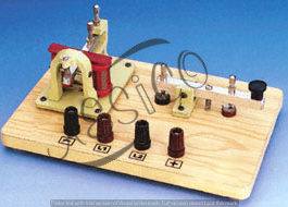 P101.027	 MORSE KEY AND SOUNDER (TELEGRAPH MODEL)